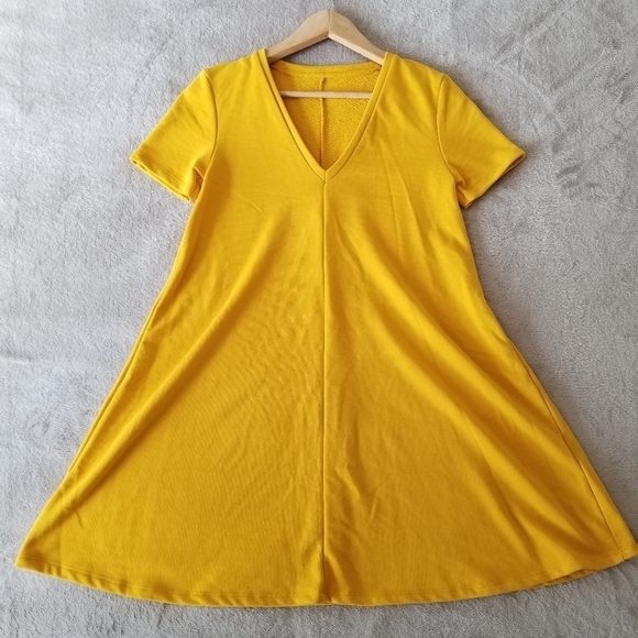 YELLOW V-Neck Short Sleeve Mini Swing Sweater Dress - Picture 2 of 13